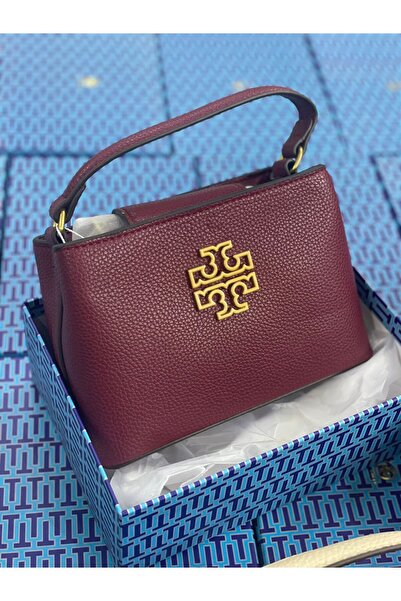 Generic A stylish burgundy handbag in pebbled leather with a gold metal logo. A classic design that adds sophistication and appeal to your look.