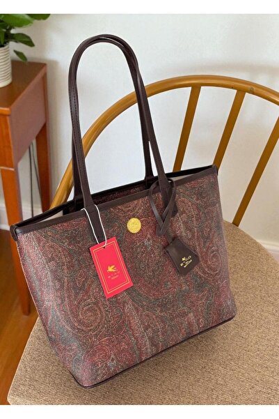 Generic A spacious shoulder bag with a classic pattern combining brown and burgundy. A unique design that complements your everyday style and accommodates all your needs.
