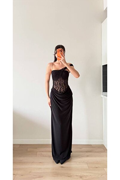 By Kuzey Aras Göğüs ve gövde dantel asimetrik askı detaylı drapeli şık elbise