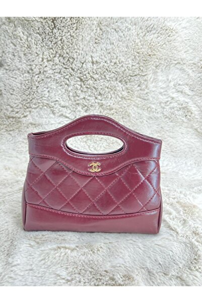 Generic A classic quilted handbag in a glossy burgundy color. Elegant design and a distinctive handle for a glamorous evening look.