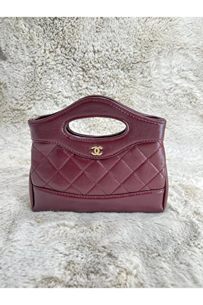 Generic A classic quilted handbag in a deep burgundy color. Elegant design and a distinctive handle for a glamorous evening look.
