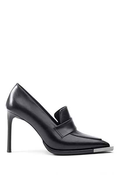 MARY حذاء لوفر نسائي بكعب مظهر جلدي بتفاصيل ذهبية عند الأصابع