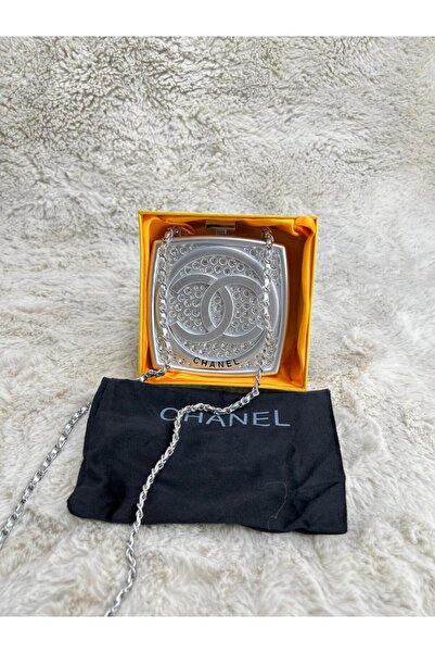 Generic A silver box clutch adorned with sparkling crystals. A dazzling accessory with a silver chain for a luxurious evening look.