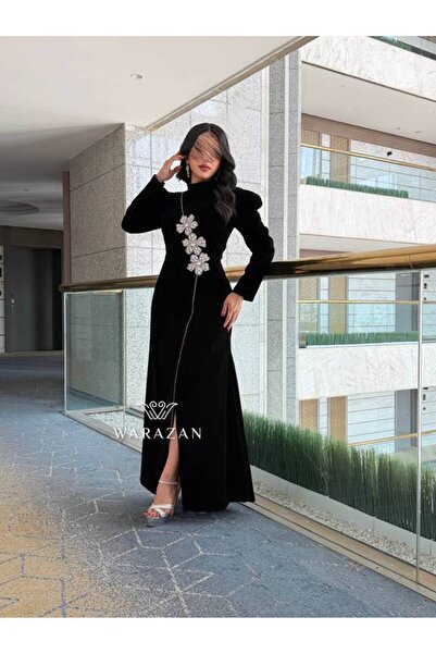 Warazan فستان مخملي ملكي مزين بوردة كريستالية