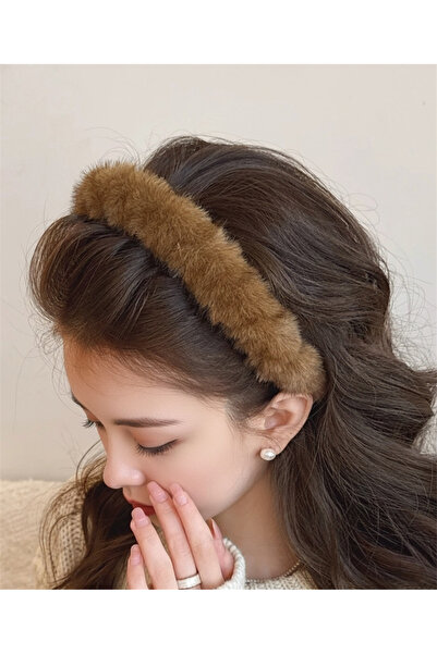 Pelin Aksesuar تاج ناعم من الفرو المخملي بلون تان