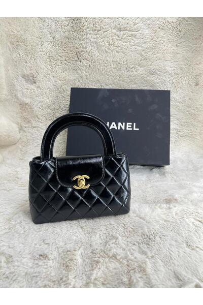 Generic حقيبة يد ميني سوداء بجلد لامع وتصميم مبطن. أناقة كلاسيكية تزيد من جاذبية مظهركِ الراقي.