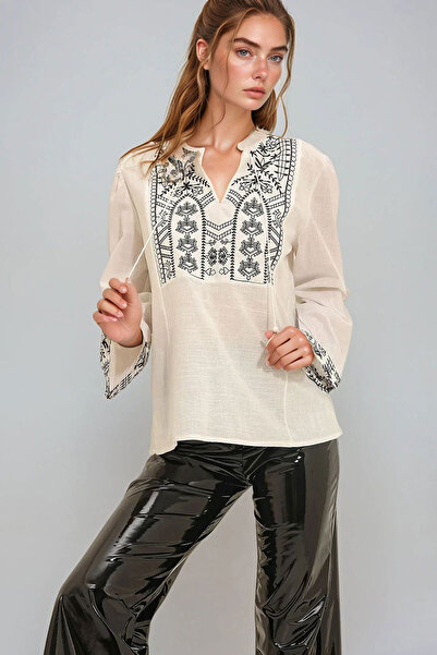 bacc Bluză albă pentru femei, cu guler roba, brodată, țesută BCHESQ-251030