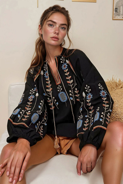 bacc Γυναικεία μπλούζα με μαύρη λαιμόκοψη και κεντημένα μπροστά και στα μανίκια από λινό ύφασμα BCHESQ-251004