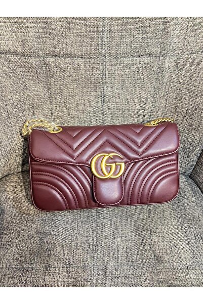 Generic حقيبة كتف عملية باللون العنابي الداكن، تصميم مبطن فاخر يجمع بين الأناقة والراحة، مثالية لإطلالة روعة