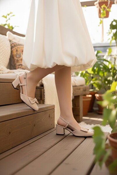 NOVELLAM SHOES حذاء نسائي بكعب كلاسيكي بتفاصيل فيونكة باللون البيج من Jaddeee