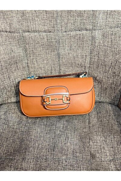 Generic حقيبة يد كلاسيكية بلون الجملي الهادئ، تصميم مستطيل مزين بقفل معدني فريد. إطلالة يومية عملية