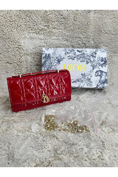 Generic حقيبة كتف لامعة بلون أحمر كرزي ساطع، تصميم مبطن مميز مع قفل إغلاق ذهب...