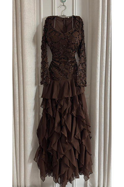 arena fashion فستان نوف البني وسحر التفاصيل