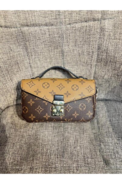 Generic A two-tone brown crossbody bag with a logo print and a stylish metal buckle. A classic and modern combination for everyday wear.