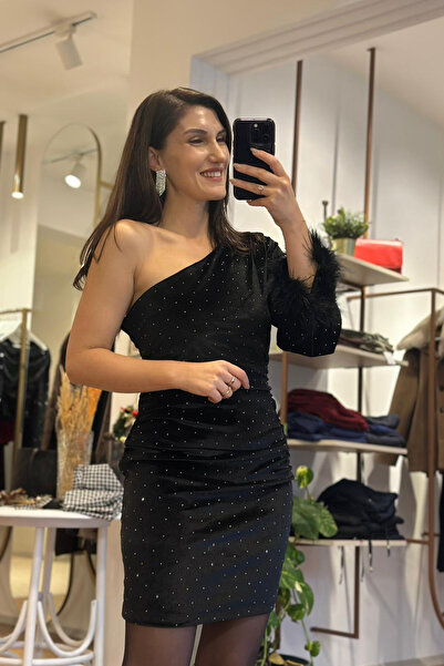Unique Boutique Tek Omuz Taşlı Kadife ve Kolu Otrişli Elbise