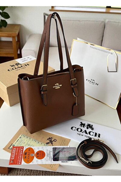 Generic A practical brown leather shoulder bag, ideal for carrying everyday items with a spacious design.