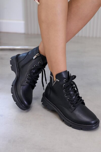 Stil Durağı vira model 3 cm topuklu yeni sezon fermuar detaylı kısa postal SIYAH