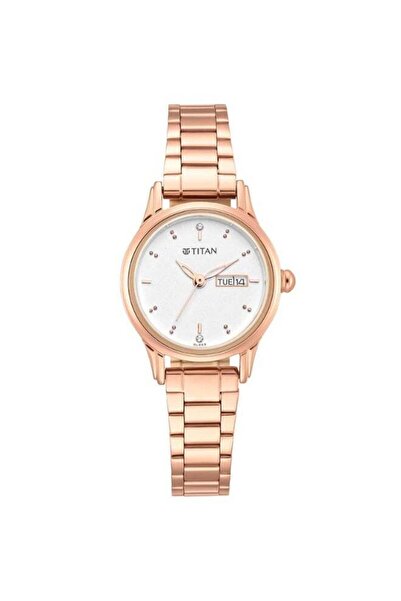 Titan ساعة لاجان كوارتز تناظرية نسائية تعرض التاريخ واليوم 2656WM01 - مينا فضي، سوار معدني ذهبي وردي