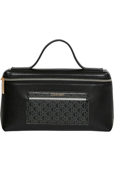 Calvin Klein حقيبة يد نسائية سوداء من EMBLEM AOP BEAUTY CASE GIFTSET