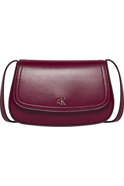 Calvin Klein حقيبة كاميرا CK FLAP حقيبة كتف نسائية باللون العنابي