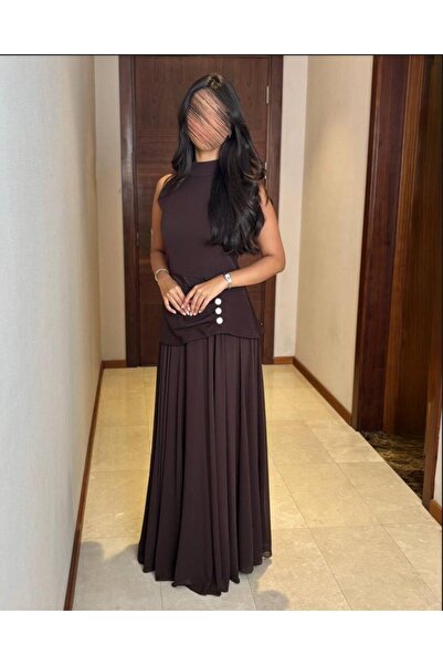 TooQ طقم بني بتنورة طويلة وكسرات ناعمة