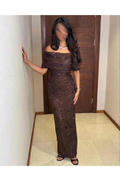 TooQ فستان بني مكشوف الاكتاف بتطريزات من الترتر