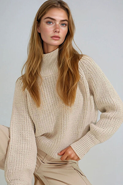 bacc سترة نسائية سميكة محبوكة بأكمام بالون وياقة عالية باللون البيج BCHESQ-251109