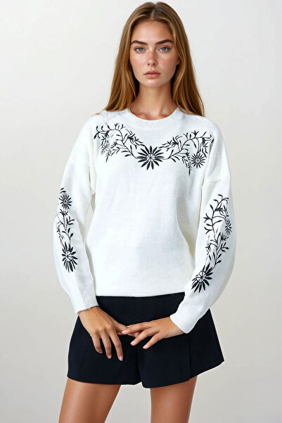 bacc سترة نسائية تريكو بياقة دائرية مطرزة بالزهور بلون إكرو BCHESQ-251160