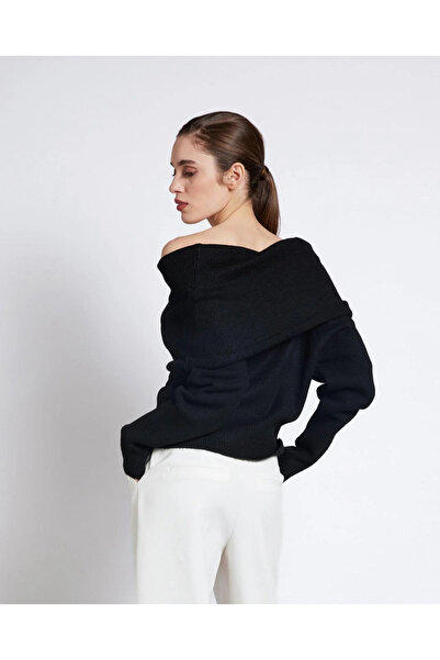 esilamoda Women's Black Madonna Collar Fleece-Lined Sweater