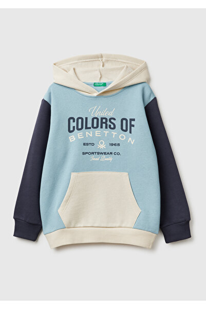 United Colors of Benetton سويت شيرت للأولاد باللون الأزرق الكريمي مع شعار أما...