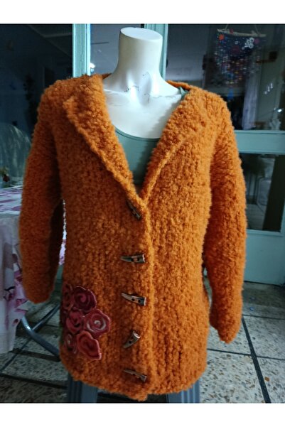 Tasarım Kişiye özel buklet yün iple ve keçe çiçekle el yapımı hırka