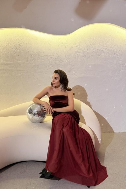 Gizem Ecemiş Demeter Bordo Straplez Tül Detaylı Elbise