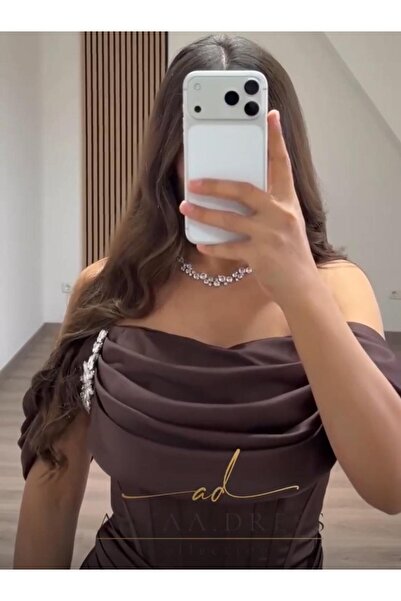 AMAZ 🤎 فستان سهرة "شكولاتة" بقصة الأكتاف المكشوفة مع تفاصيل درابيه فاخرة