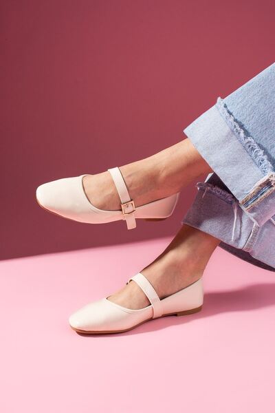 FUGA MODA حذاء باليرينا من الجلد اللامع باللون البيج من فاليزا مع حزام بإبزيم...