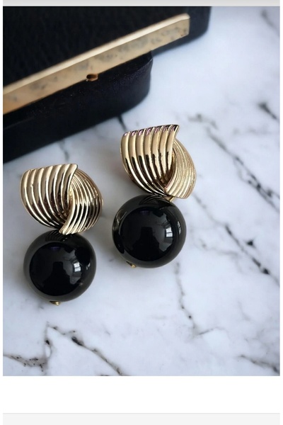 shop أقراط أرما سوداء اللون