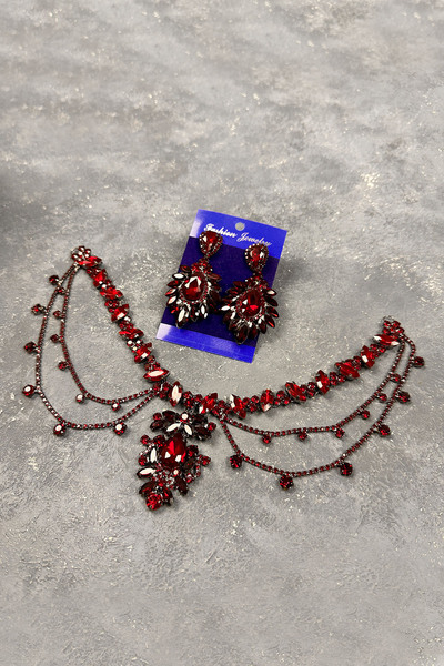 Limelia طقم إكسسوارات شعر للعروس من موديل أهو مع شراشيب وأقراط متدلية باللون الأحمر الداكن