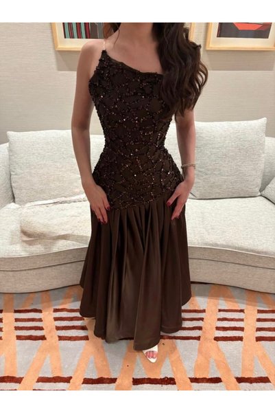 STAYILK DRESSES فستان "ليالي الشوكولاتة" بكتف واحد وتنورة تفته واسعة