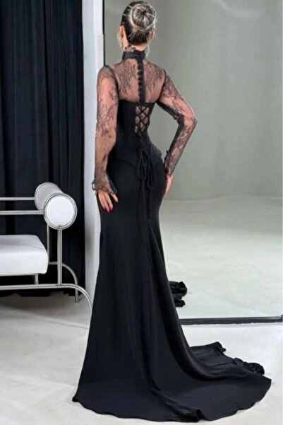 Riva The black evening dress features an elegant and luxurious design that combines several materials and details.