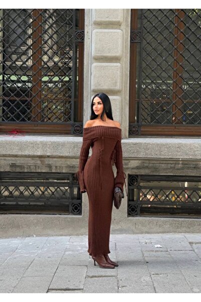 Lovely butik فستان طويل من التريكو مكشوف الأكتاف بياقة قارب وتفاصيل من الدانت...