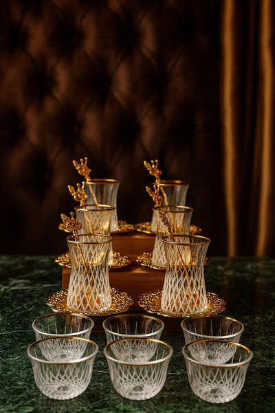 AENLINE HOME Lüks Gold Serisi 24 Parça Çay ve Çerezlik Seti – Altın Yaldızlı Cam Bardaklar & Şık Sunumluklar