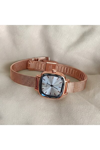 FASHION ساعة يد نسائية بسوار شبكي ومينا مربع بتصميم بسيط