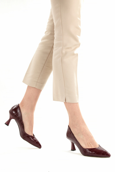 PAYZİN STILETTO Бургунди Кроко 5 см стъклен ток V-образно деколте Затворени п...