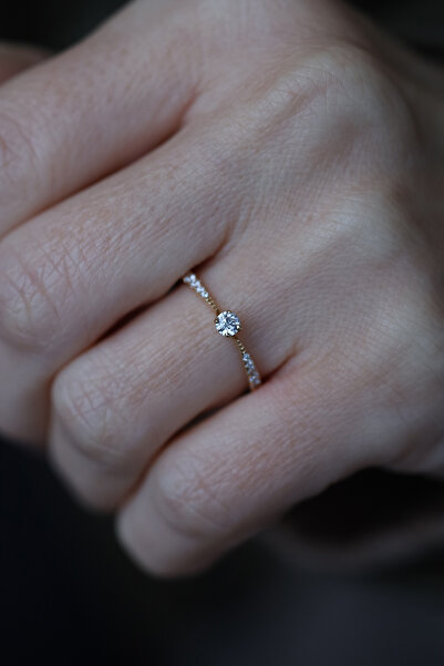 Yenigün Kuyumculuk 14 Ayar Altın İnce Kenarları Taşlı Yuvarlak Tektaş Yüzük