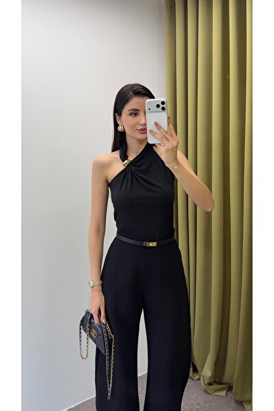 HAZELANNA Μαύρη μπλούζα με έναν ώμο και χρυσή αγκράφα