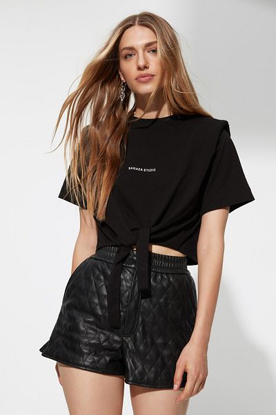 Trendyol Collection X Sagaza Studio Schwarzes Strick-T-Shirt mit Slogan TPRAW22TS0214