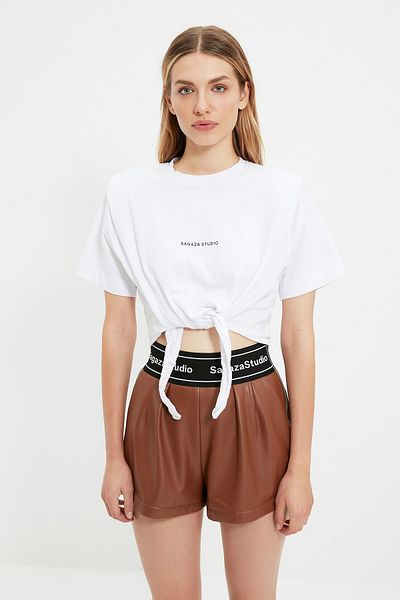Trendyol Collection X Sagaza Studio Strick-T-Shirt mit weißem Slogan TPRAW22TS0214