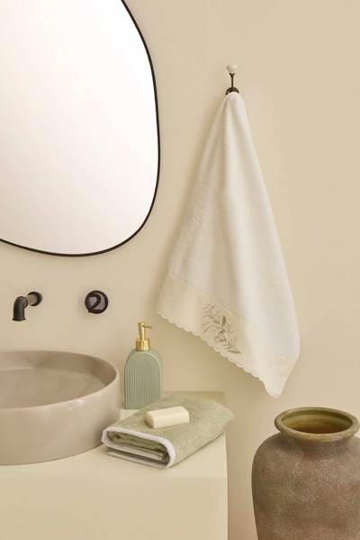 Kaşmir Home مجموعة هيرا مكونة من 2 منشفة وجه باللون الأبيض الفاتح