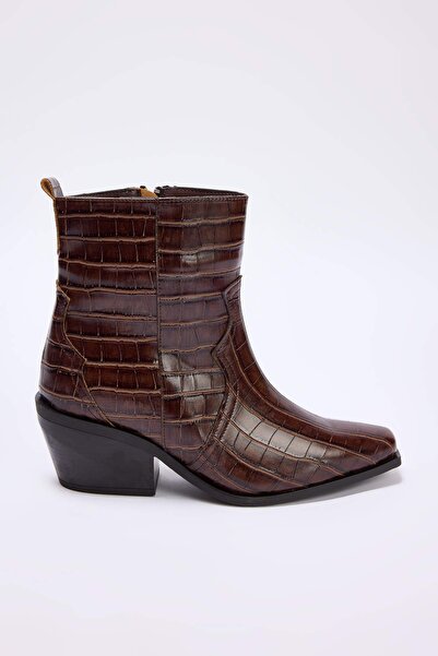 TRENDYOL SHOES Braune Damen-Stiefeletten mit spitzer Zehenpartie und 7 cm Blockabsatz TAKAW26BO00072