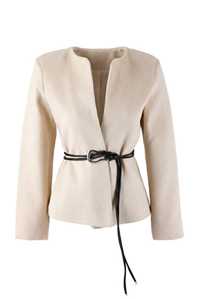 Trendyol Collection Mit Steingürteln gefütterte Jacke aus Baumwollgewebe mit Rundhalsausschnitt und gestepptem Muster TWOSS26CE00011