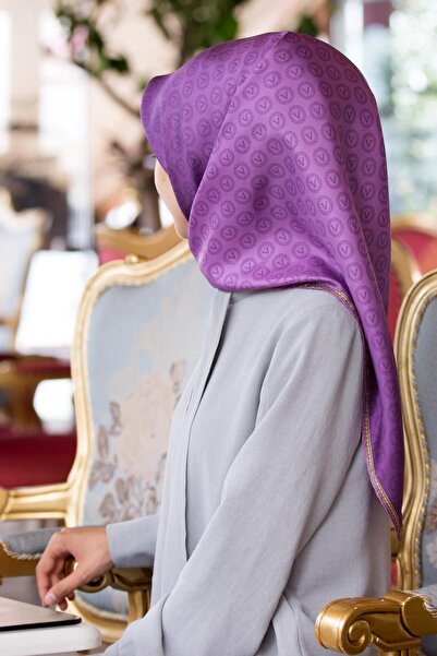 Vissona %100 Twill İpek Monogram Desenli Mor Renkli 90x90 Eşarp Dikim Şekli :...